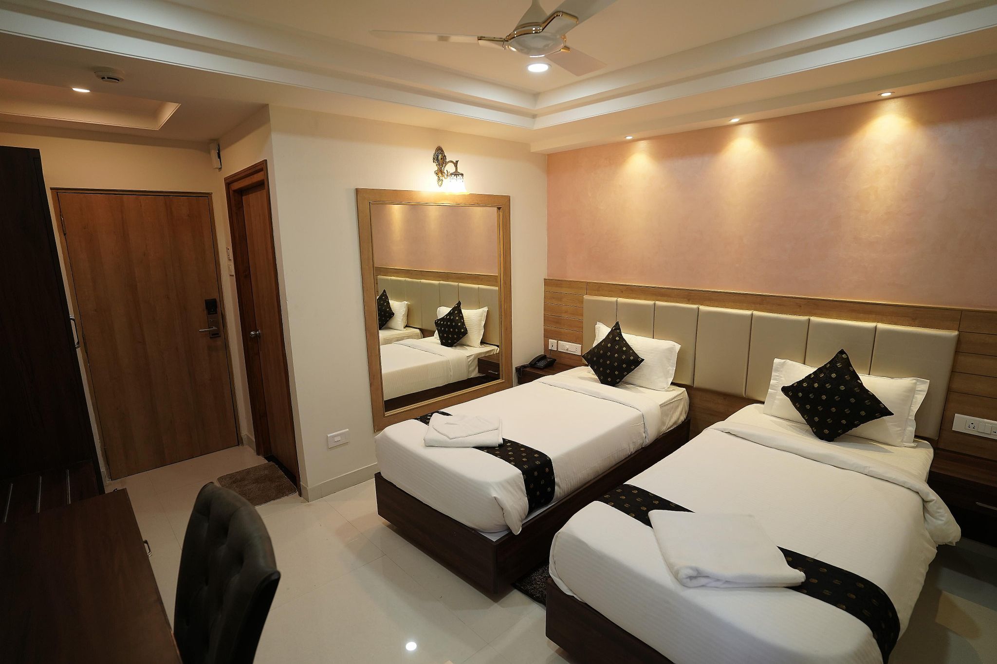 M Square Hotel Deluxe Twin Room 9