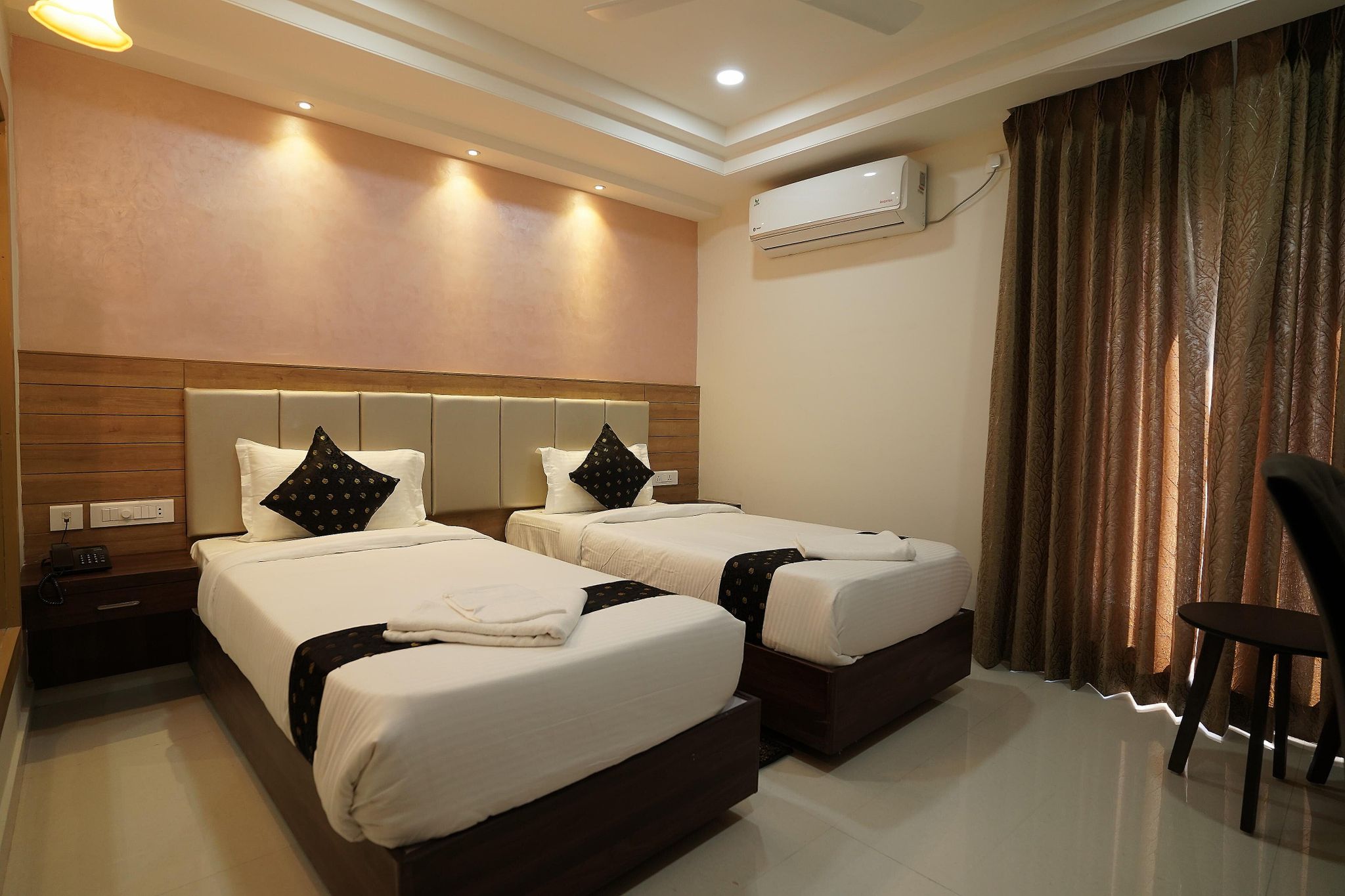 M Square Hotel Deluxe Twin Room 6