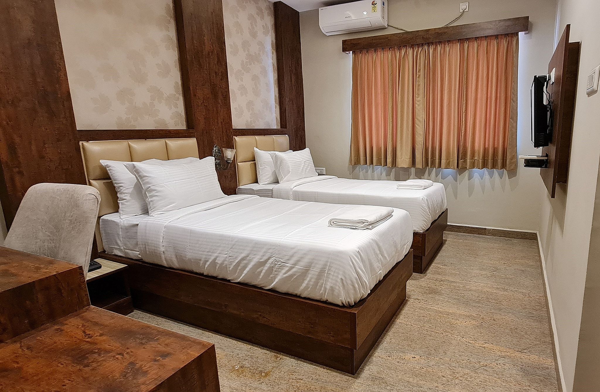 SRS Elegance Deluxe Twin Room 4