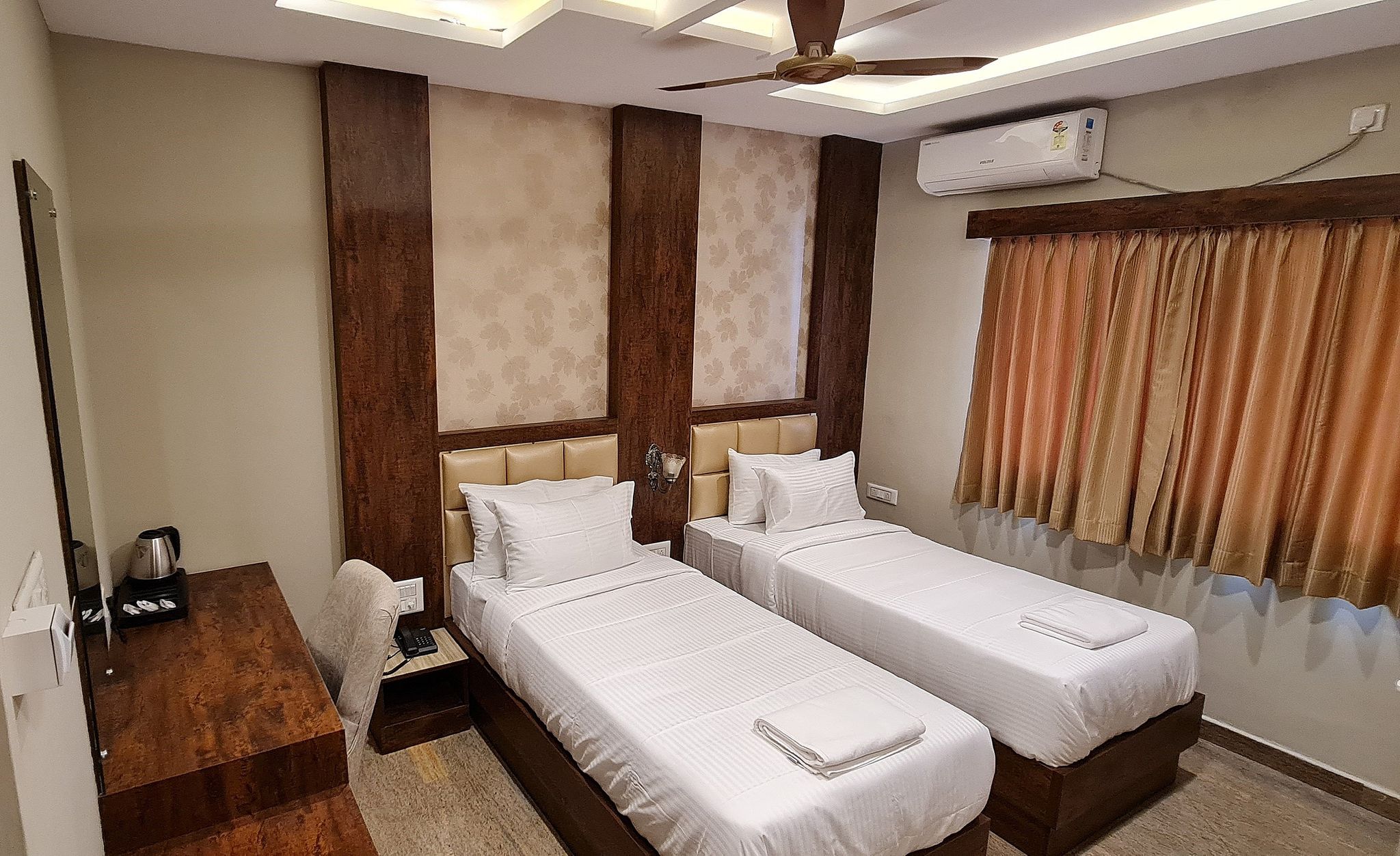 SRS Elegance Deluxe Twin Room 3