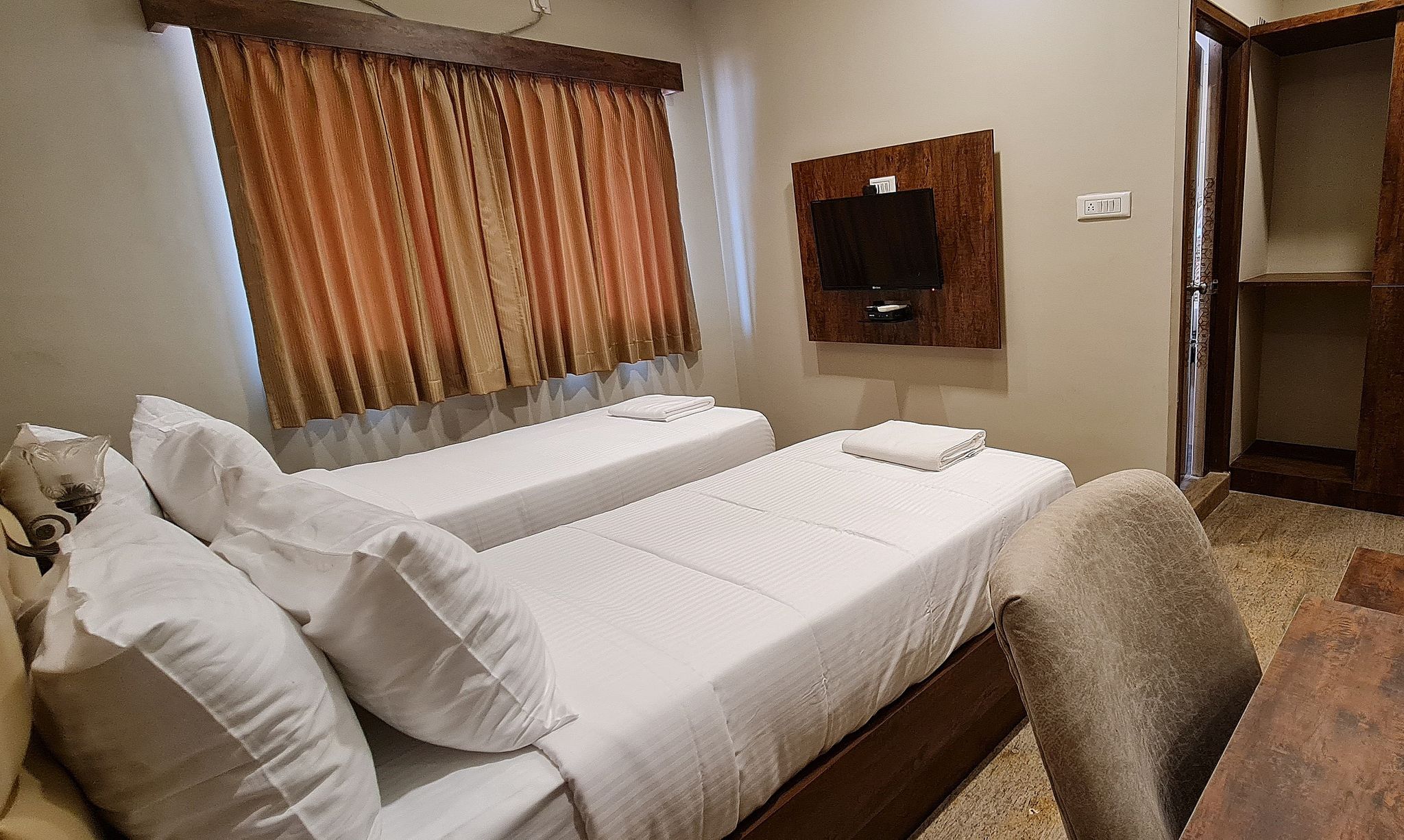 SRS Elegance Deluxe Twin Room