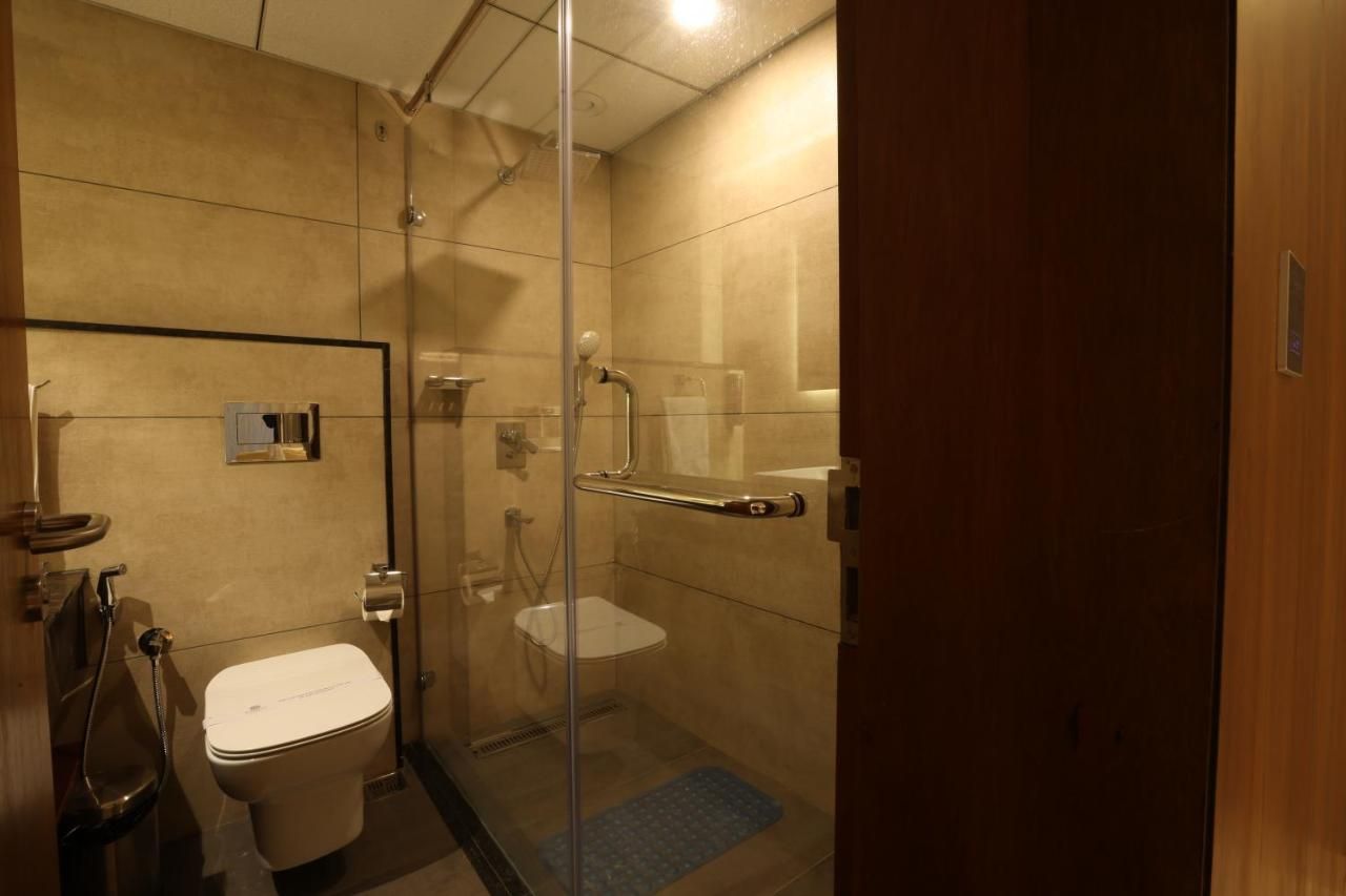 Royal Plaza Suites by RAK Rooms  Deluxe Double Room 12