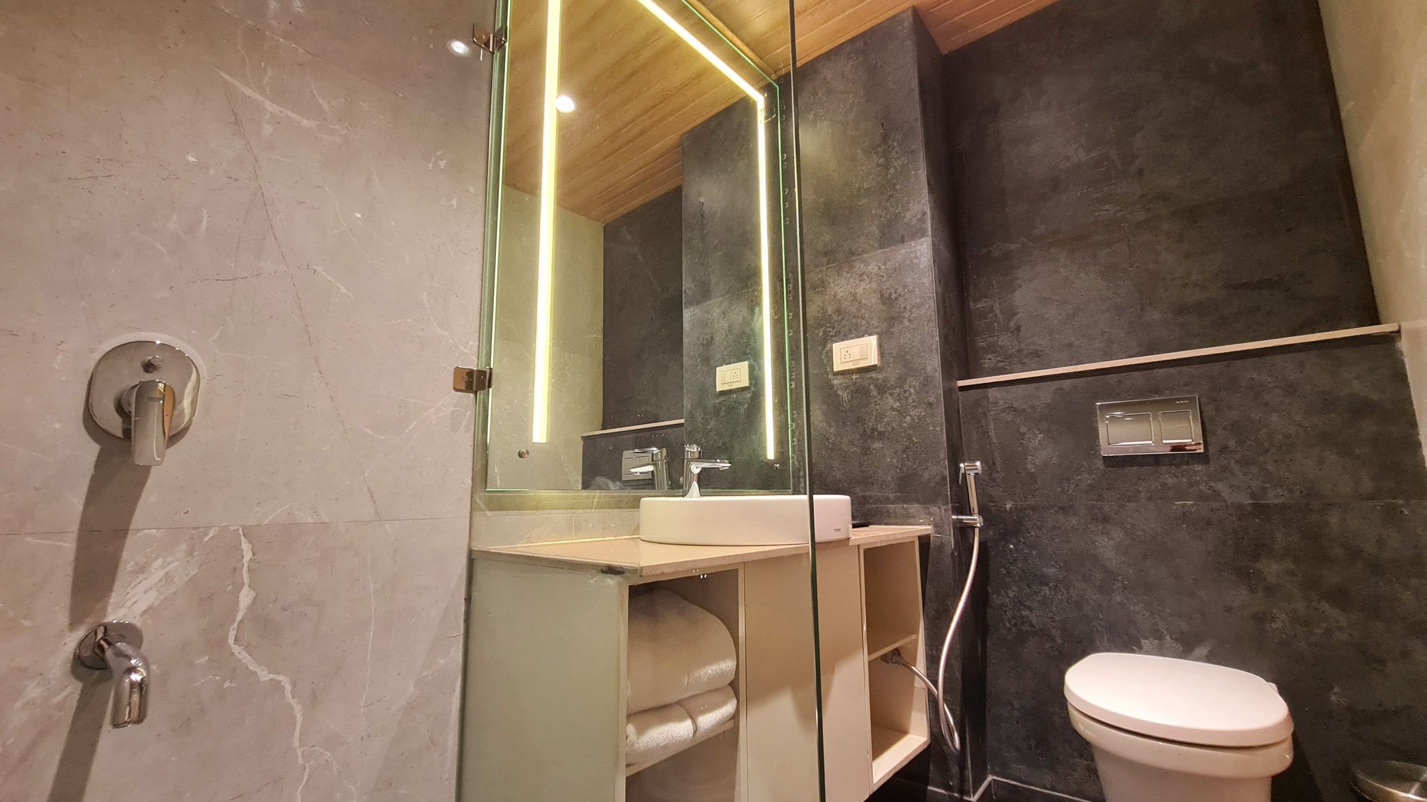 Galaxy Club & Hotel Executive Deluxe Room 5