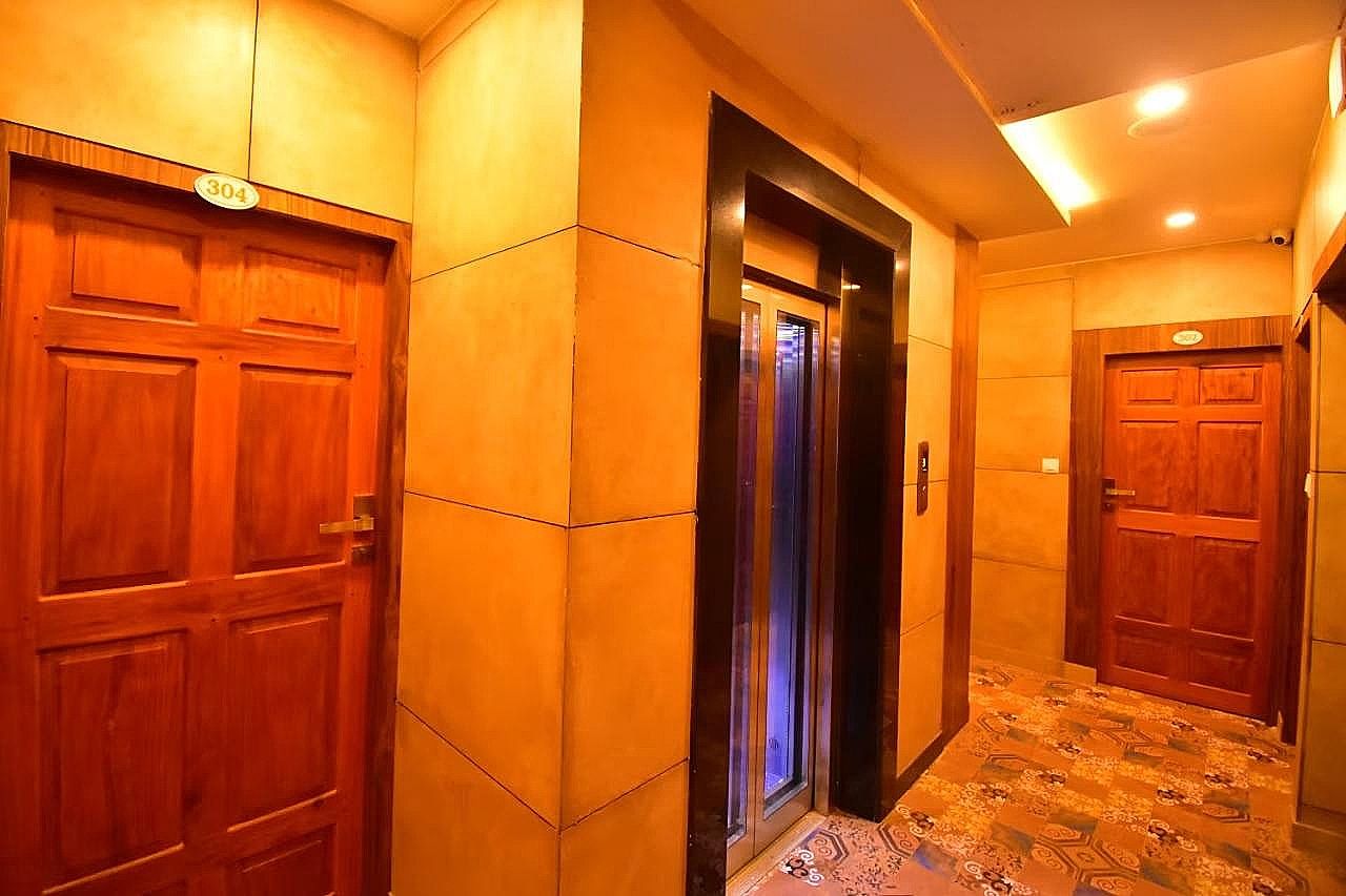 1025