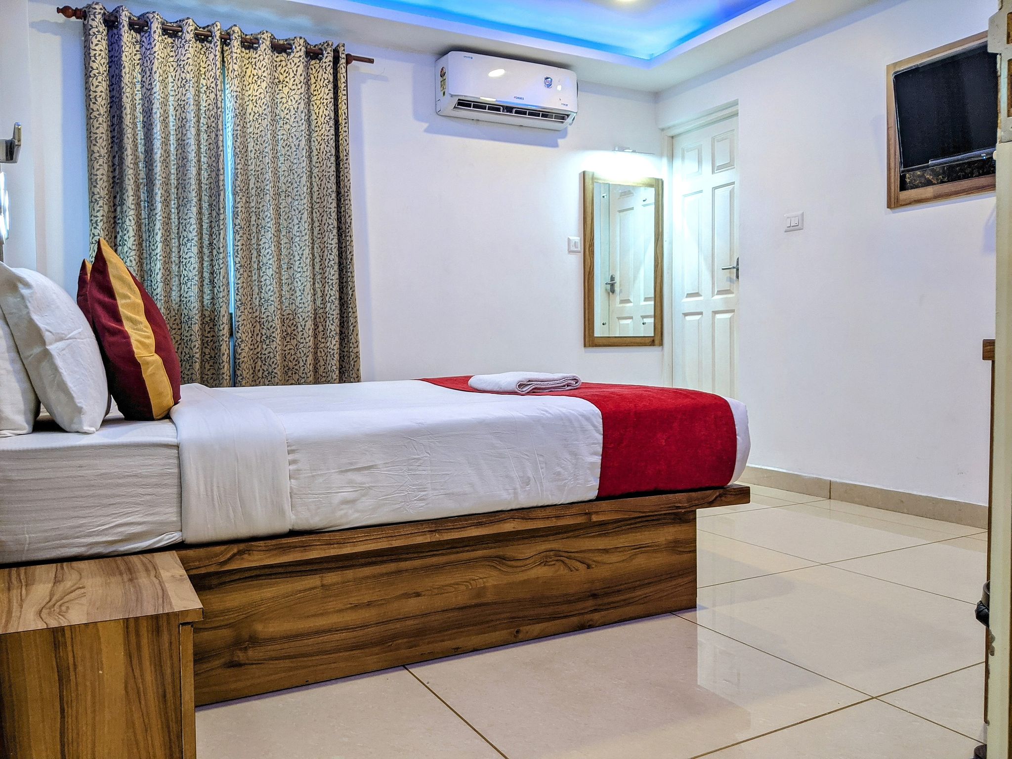 Feathers Hotel Deluxe Room 2