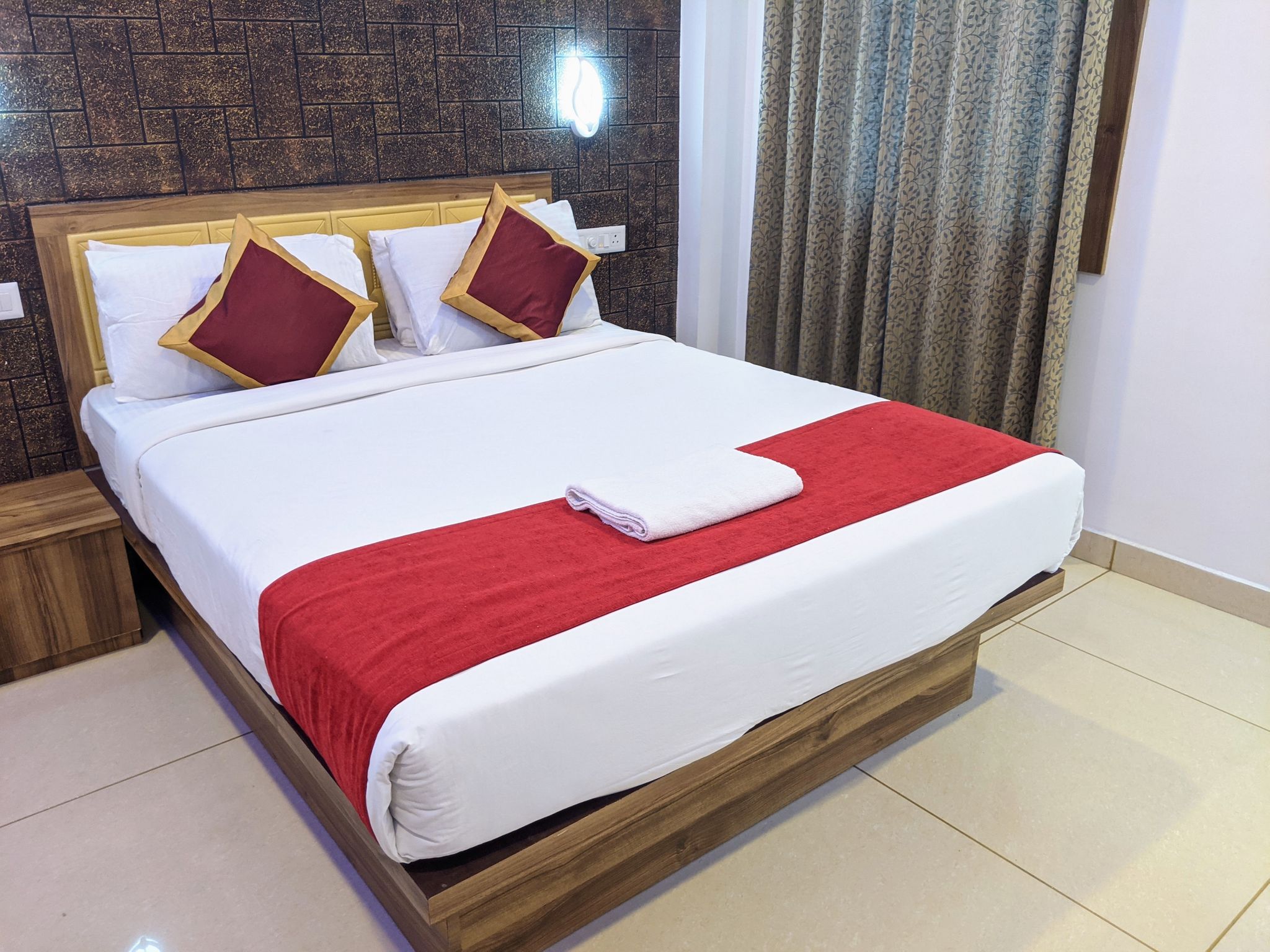 Feathers Hotel Deluxe Room 9