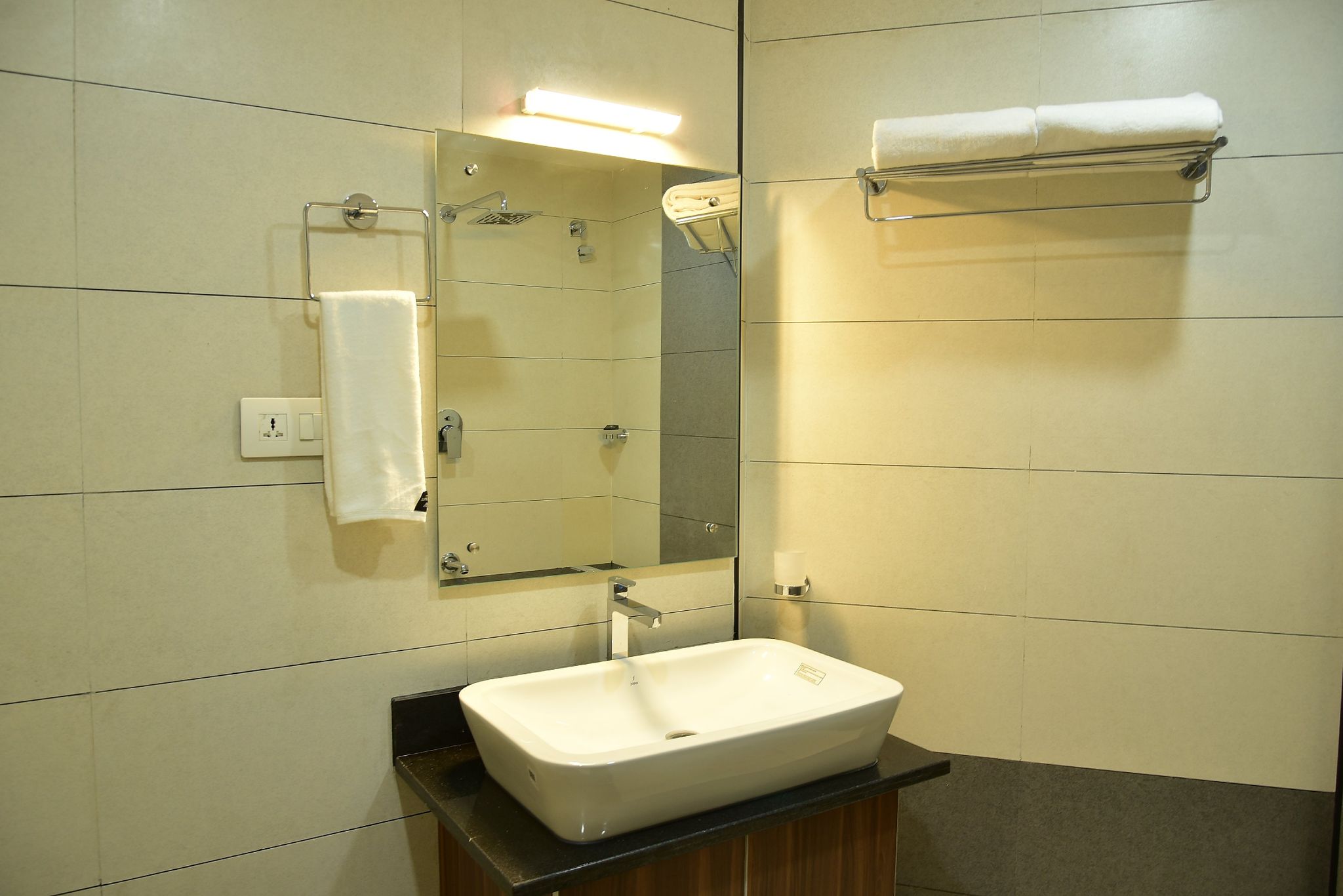 WHITE SUITE HOTEL Deluxe Double or Twin Room 9