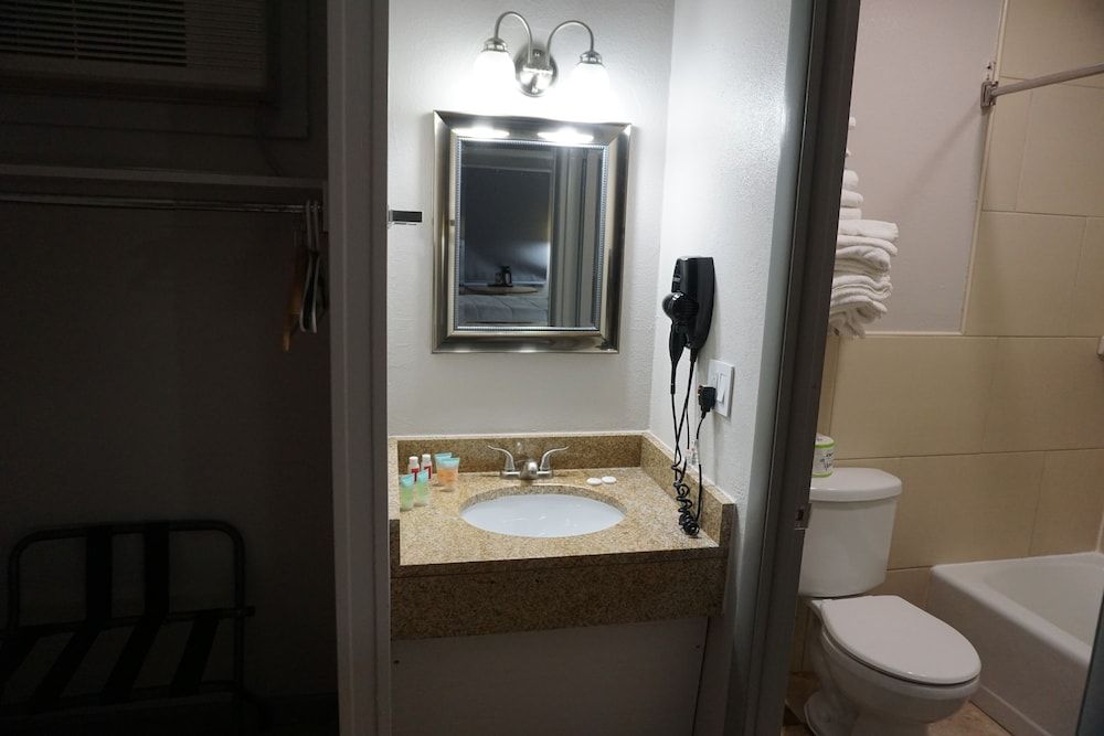 Harvest Drive Family Inn Standard Room, 2 Queen Beds, Non Smoking 10