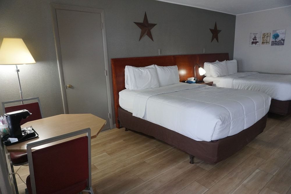 Harvest Drive Family Inn Standard Room, 2 Queen Beds, Non Smoking 3