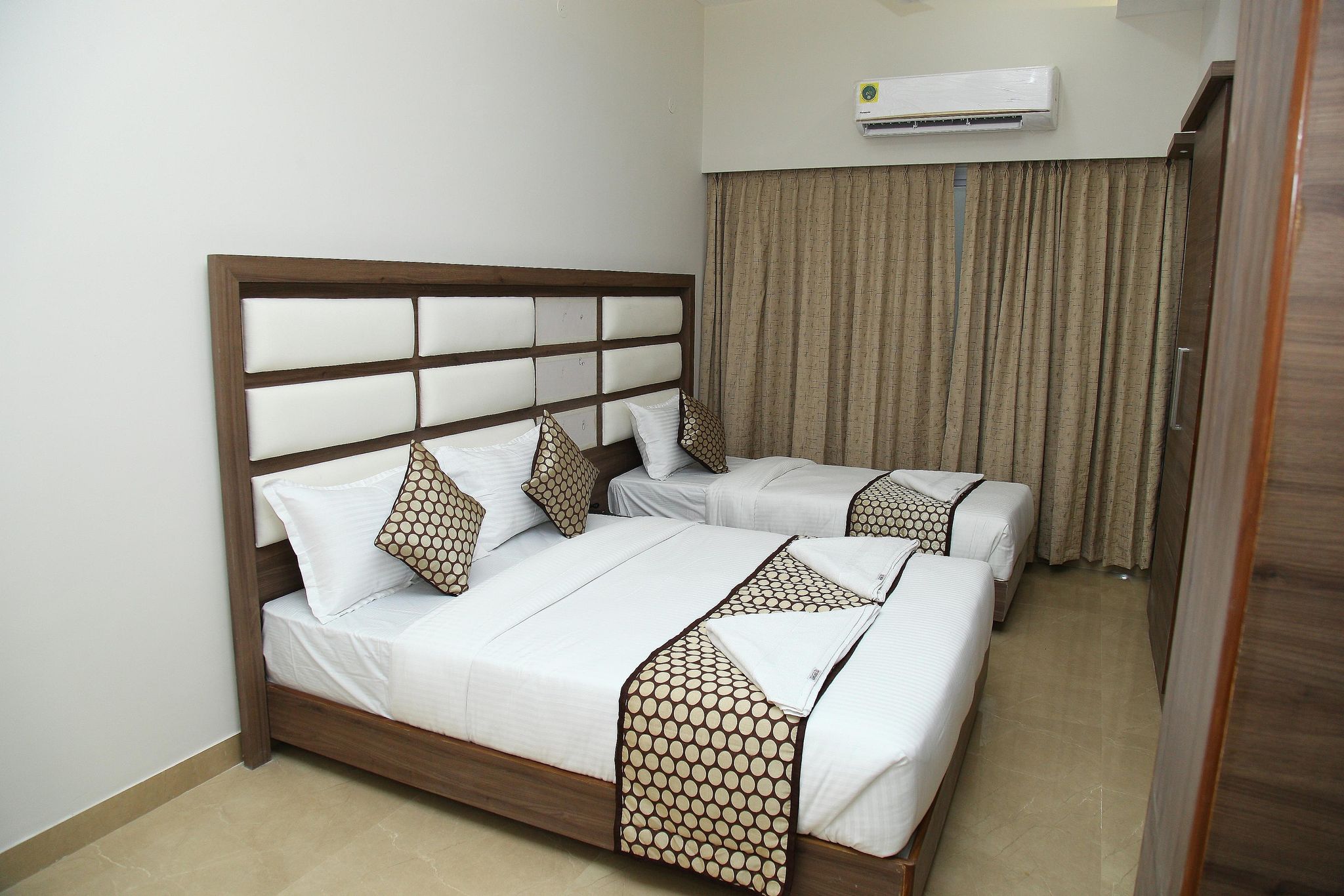 Century Courtyard Classic Triple Room 10