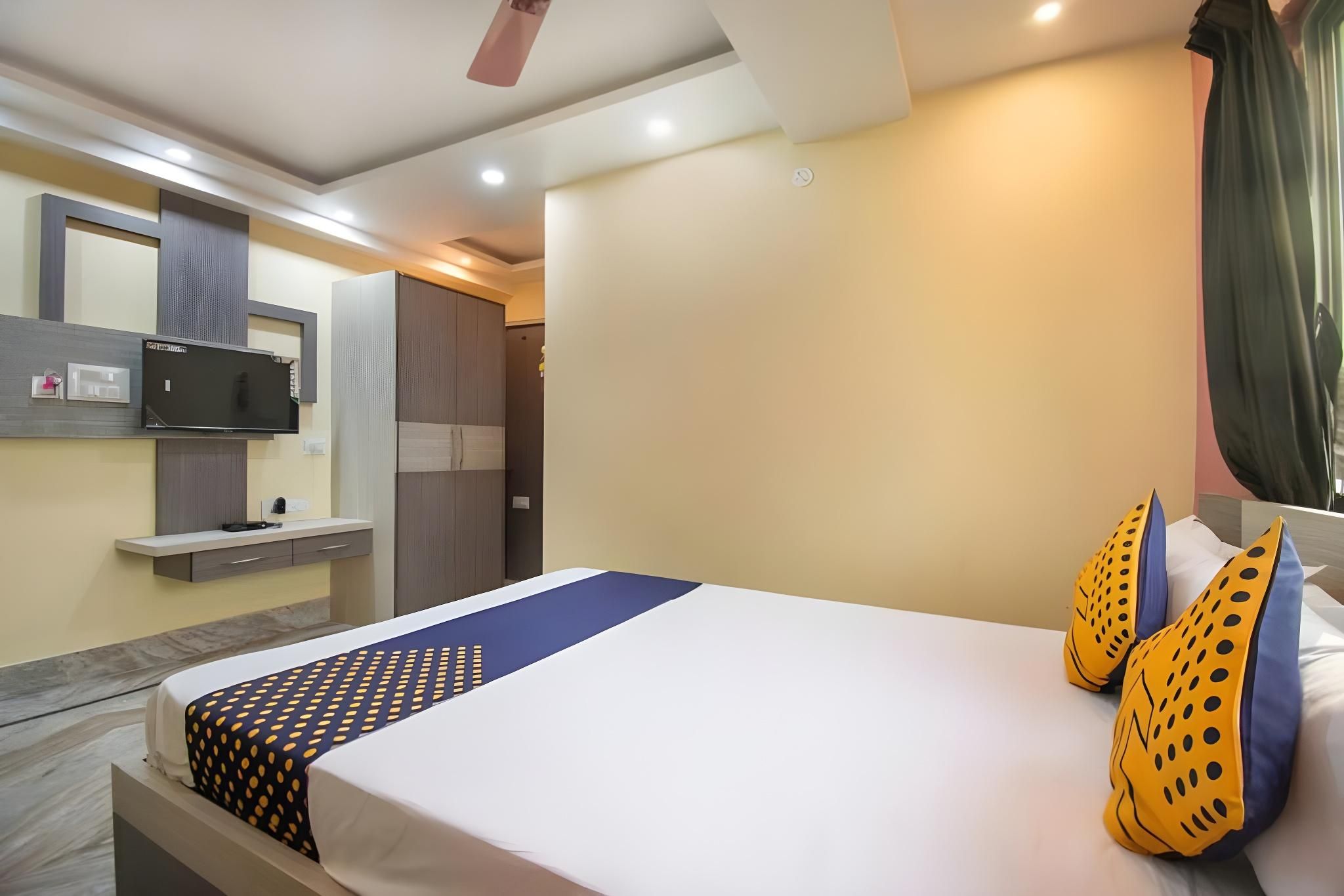 STAYMAKER Rajeshwari Inn Standard Double Room with Fan 2