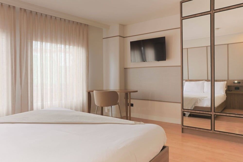 Hotel Hill House Standard Room, 1 King Bed 3