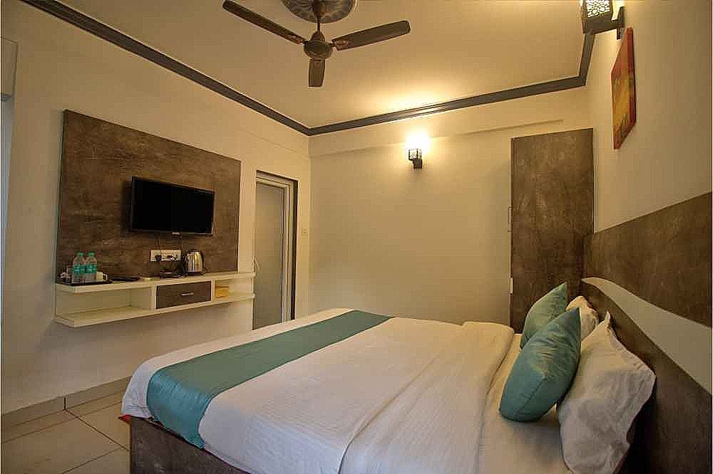 Deluxe Room with Pool view and Balcony