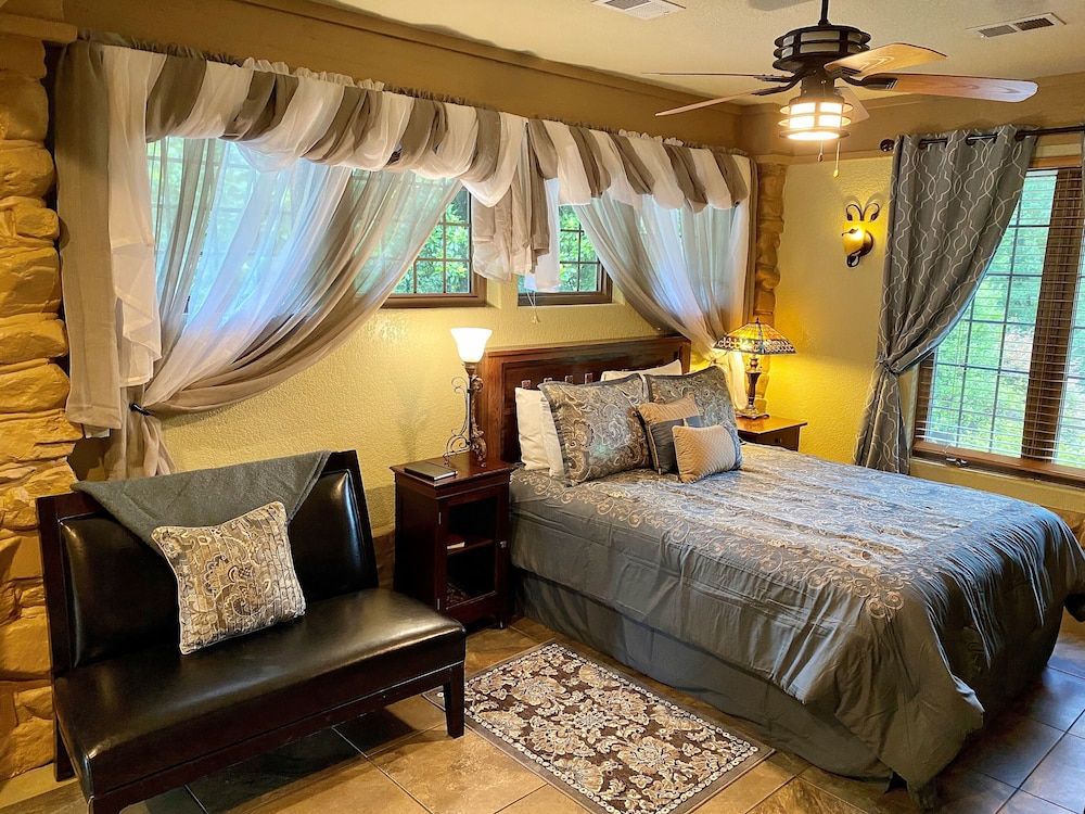 Standard Double Room, Ensuite (Magnolia)