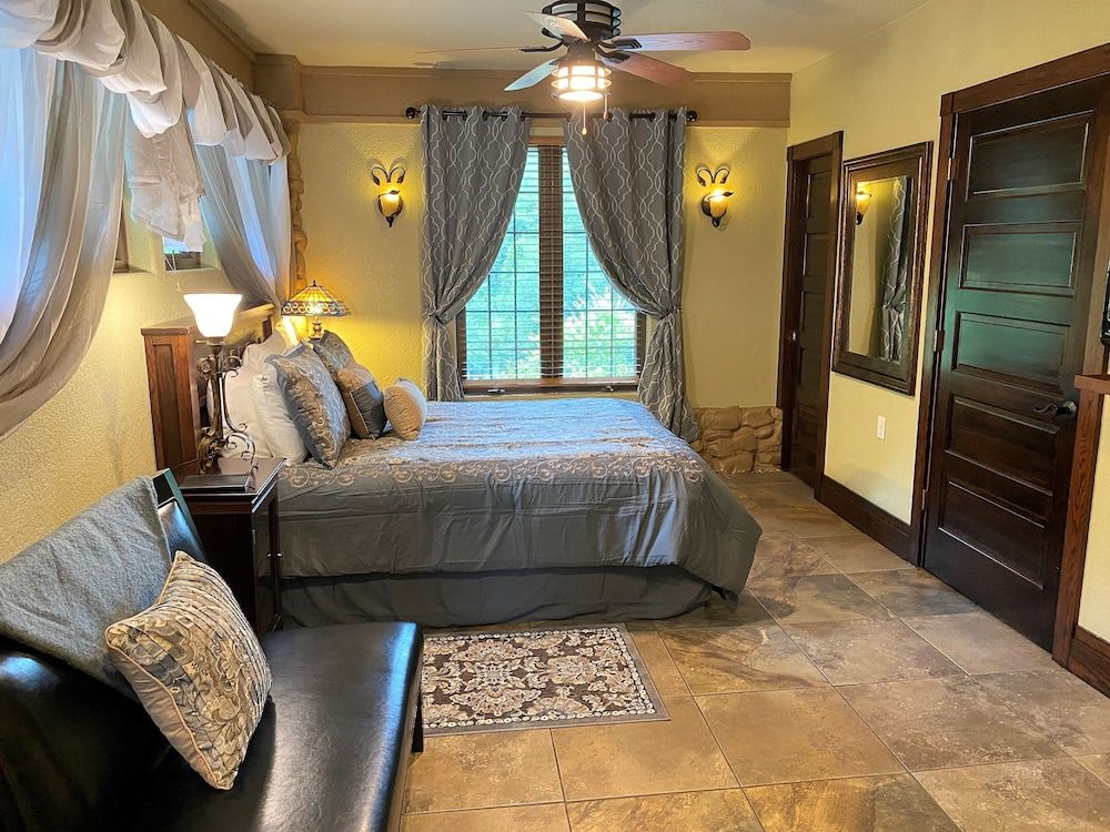 Standard Double Room, Ensuite (Magnolia)