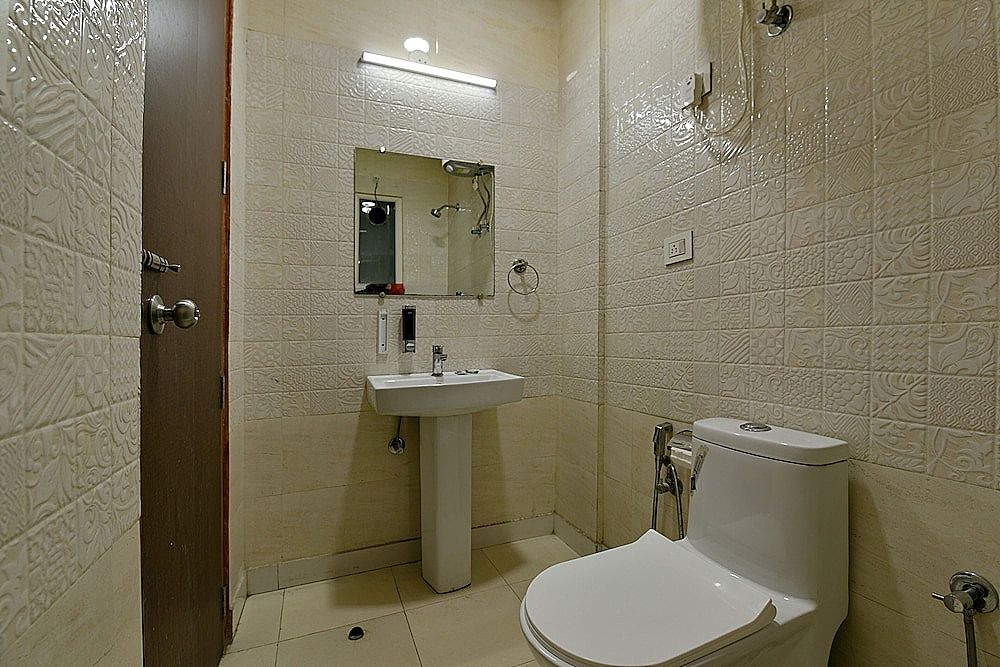 Hotel Silver Saffron Peeragarhi New Delhi Deluxe Room 7