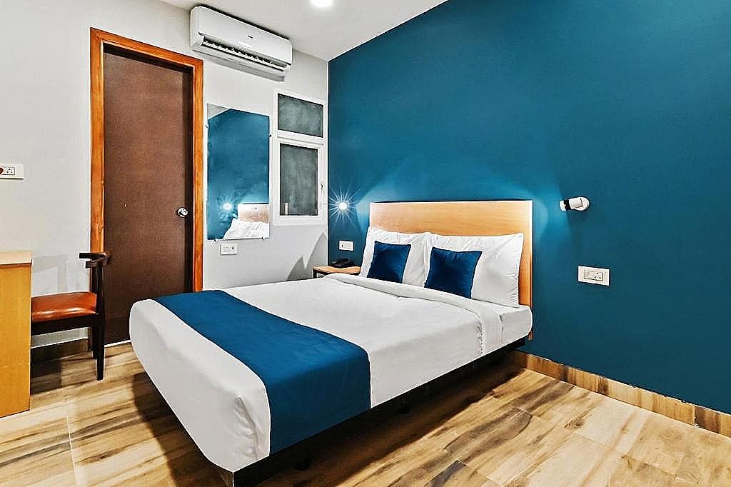 Hotel Silver Saffron Peeragarhi New Delhi Deluxe Room 4