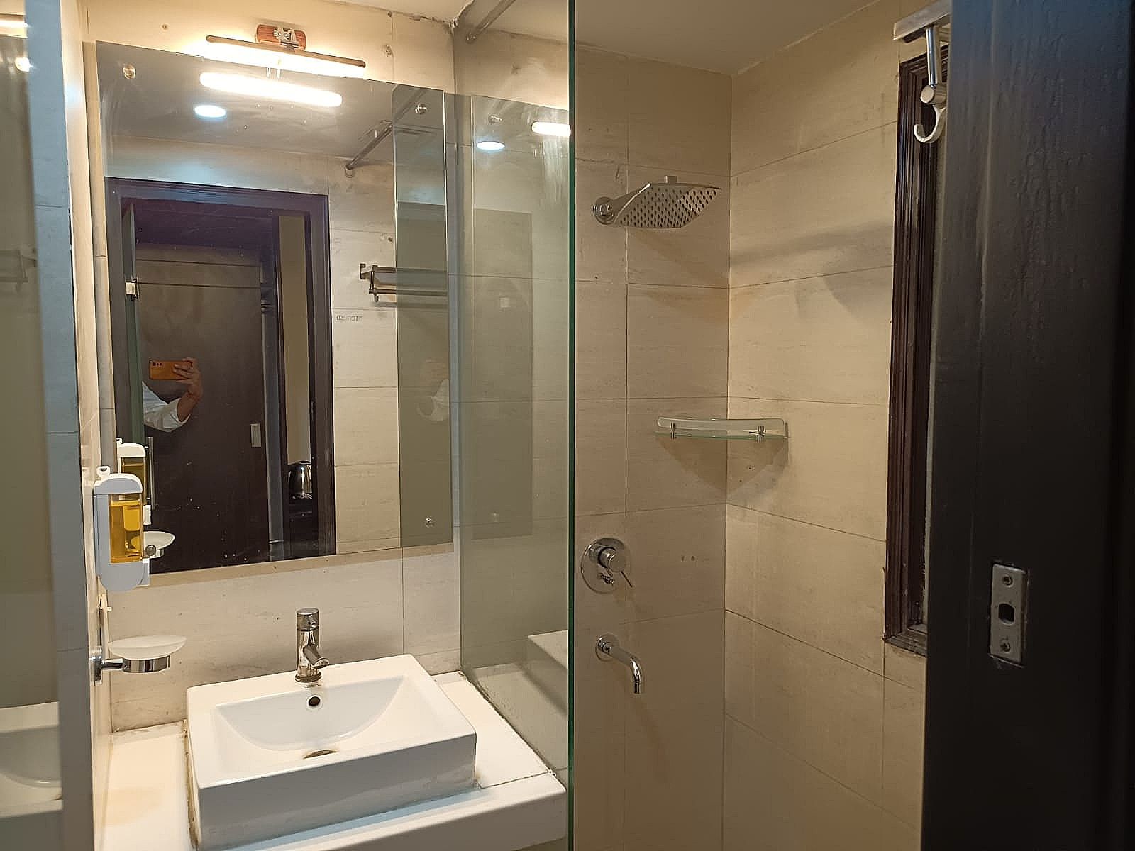 Bellmont Hotel @ Botanical Garden Metro Station Deluxe Double Room 4