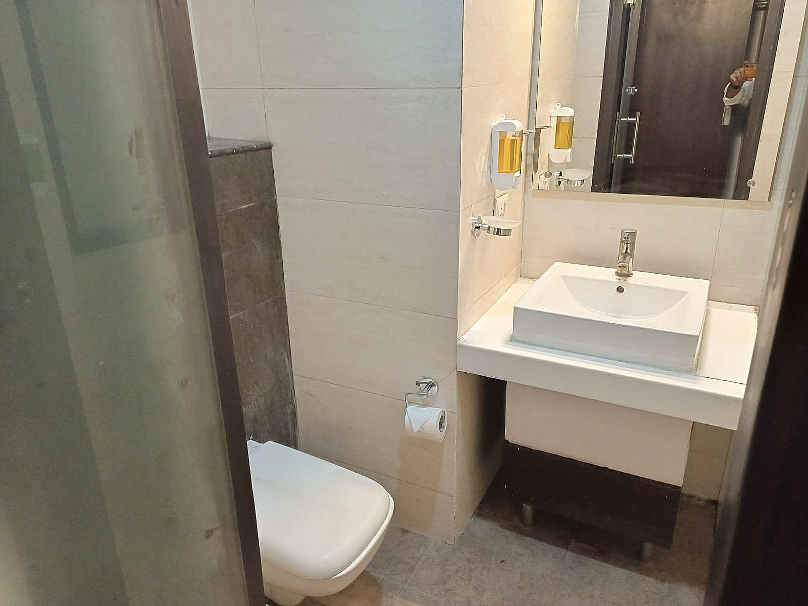 Bellmont Hotel @ Botanical Garden Metro Station Deluxe Double Room 5