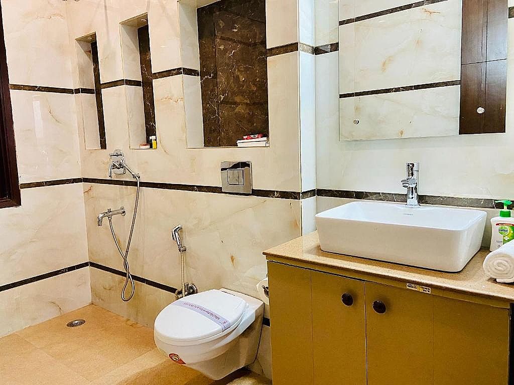 BluO 2 BHK @ DLF CyberCity - Balcony, Lift, Parking One-Bedroom Apartment 3