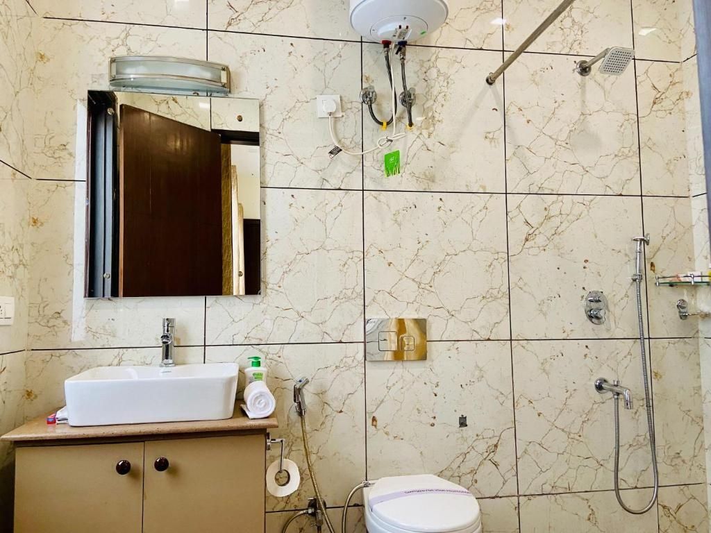 BluO 2 BHK @ DLF CyberCity - Balcony, Lift, Parking One-Bedroom Apartment 4