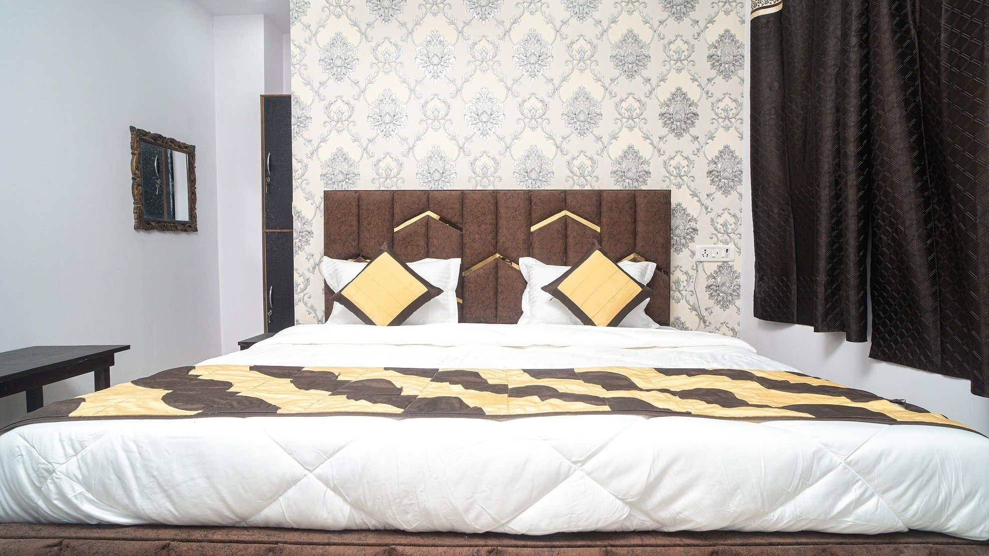 Deluxe AC Room - Delhi Local Id Accepted