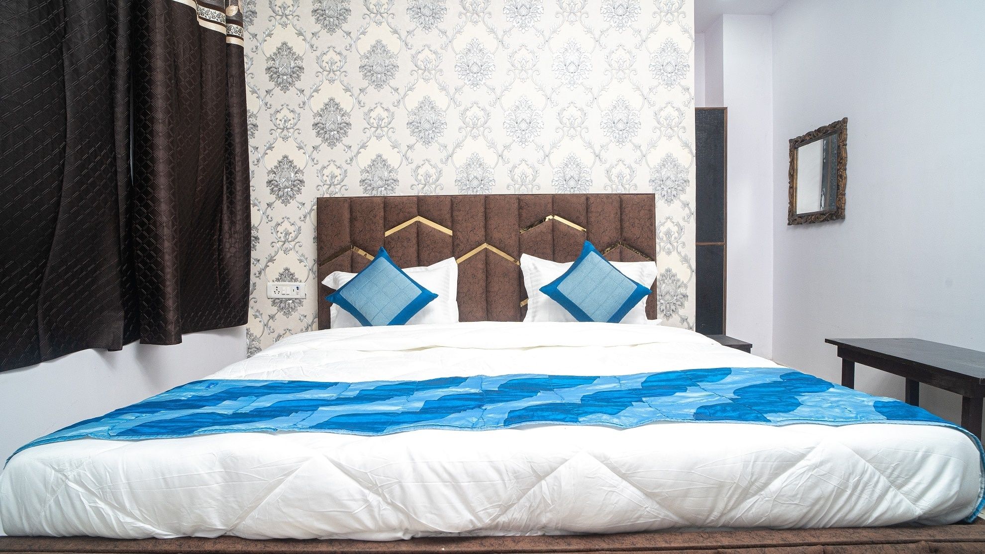 Deluxe AC Room - Delhi Local Id Accepted