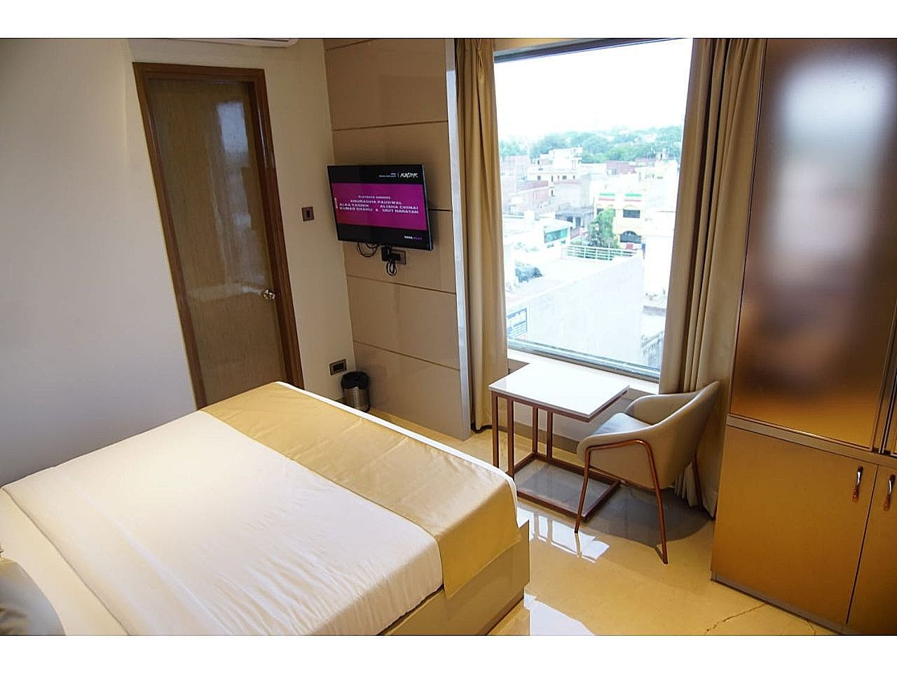 Red Orchid Deluxe Room 8