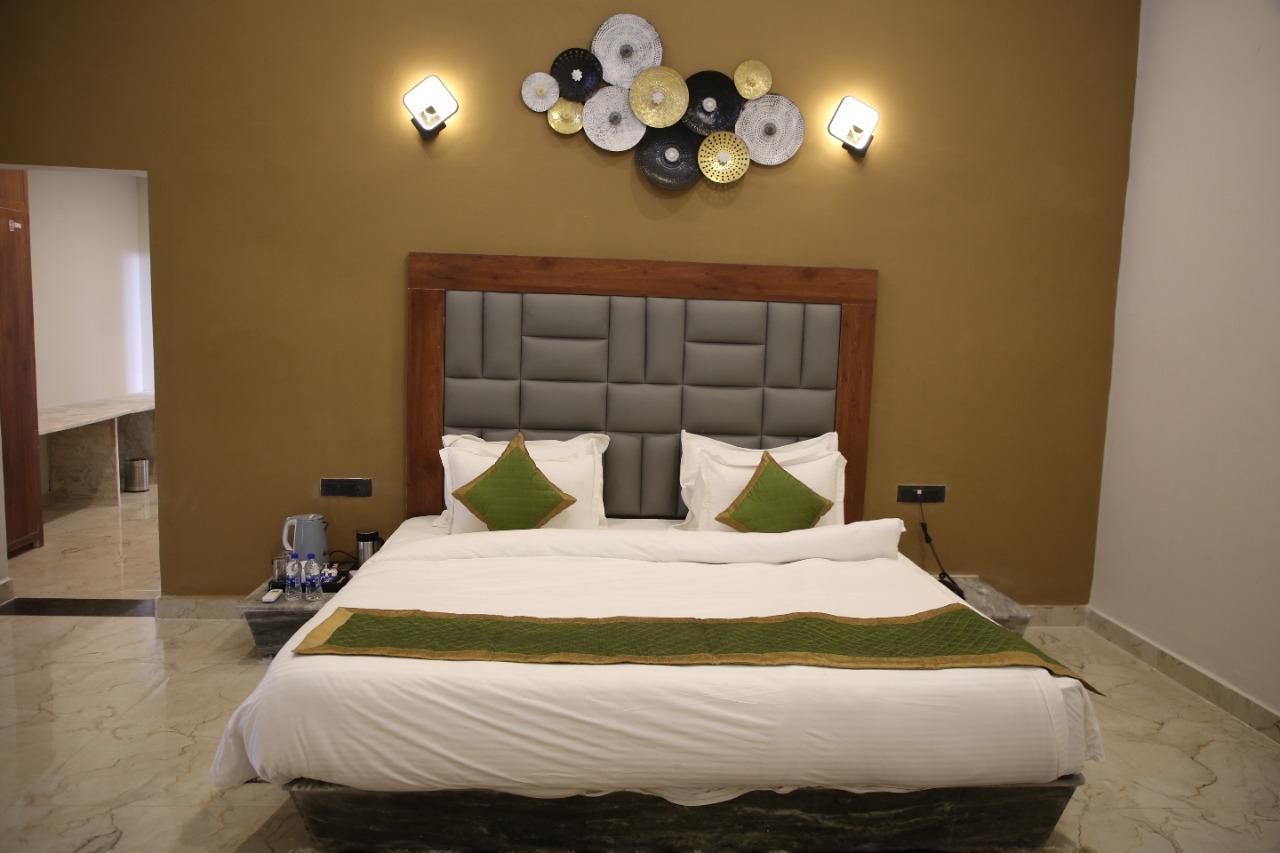 King Suite with Jacuzzi, Sofa Bed and Living Room