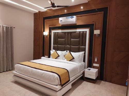 CLUB 21 SARISKA FUN CITY Queen Cottage