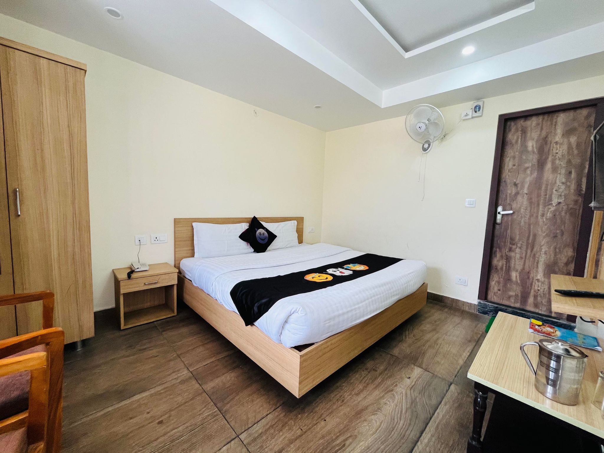 undefined Hotel Emoji Inn 5