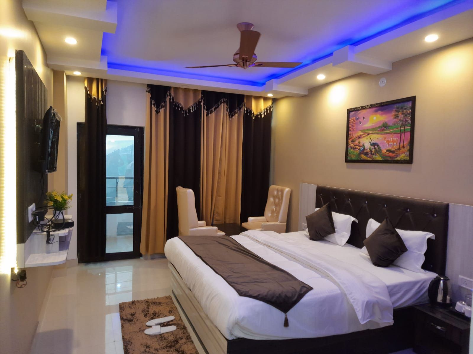 Deluxe Room with Balcony and Valley View