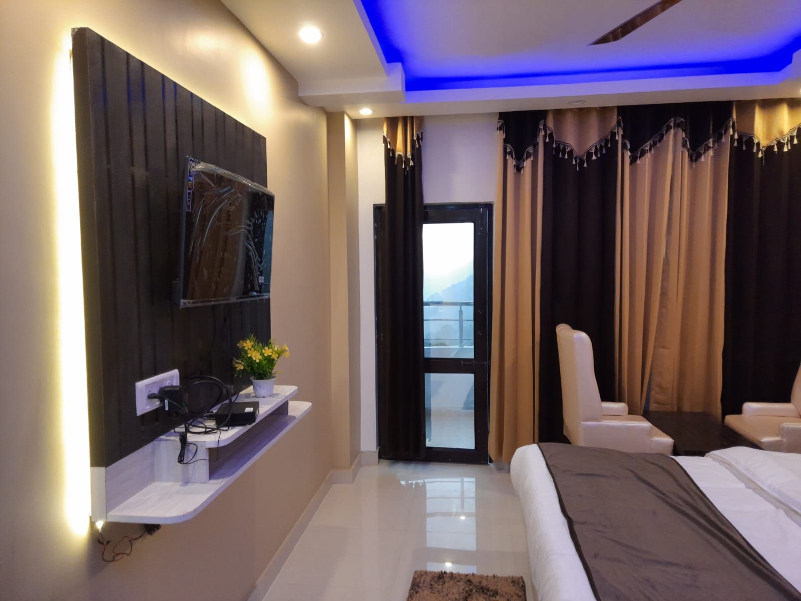 Hotel Kavita Palace Deluxe Room with Balcony and Valley View 3