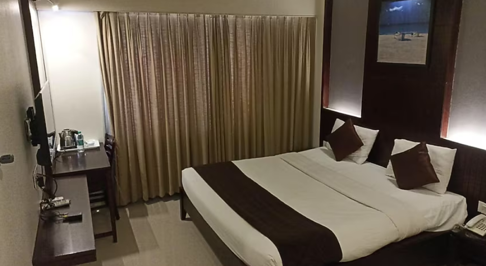 Hotel Chaitali  Deluxe AC Room 2