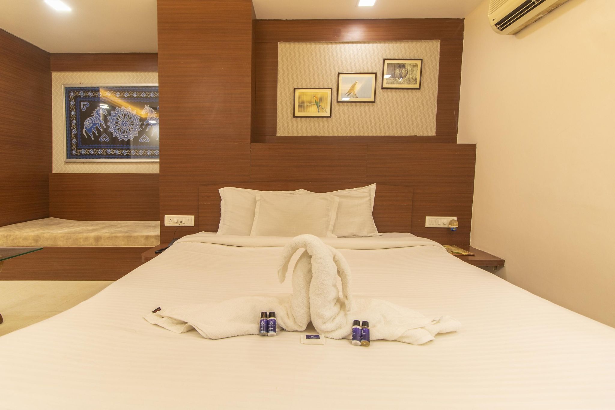 WOW STAYZ2 Hotel Misty Meadows Deluxe Room 4