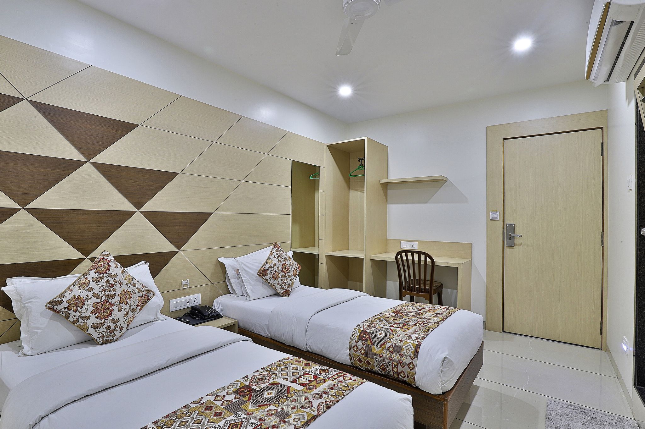 Hotel Signature Executive Room 10