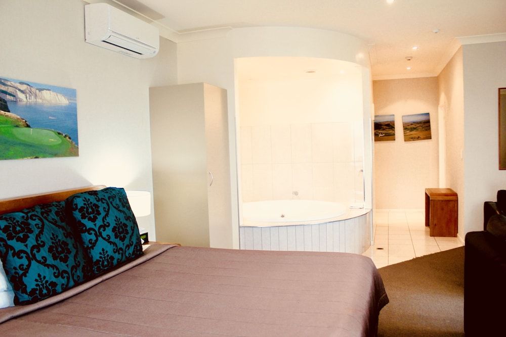 The Nautilus Napier Ocean View Premium Studio with Spa 2