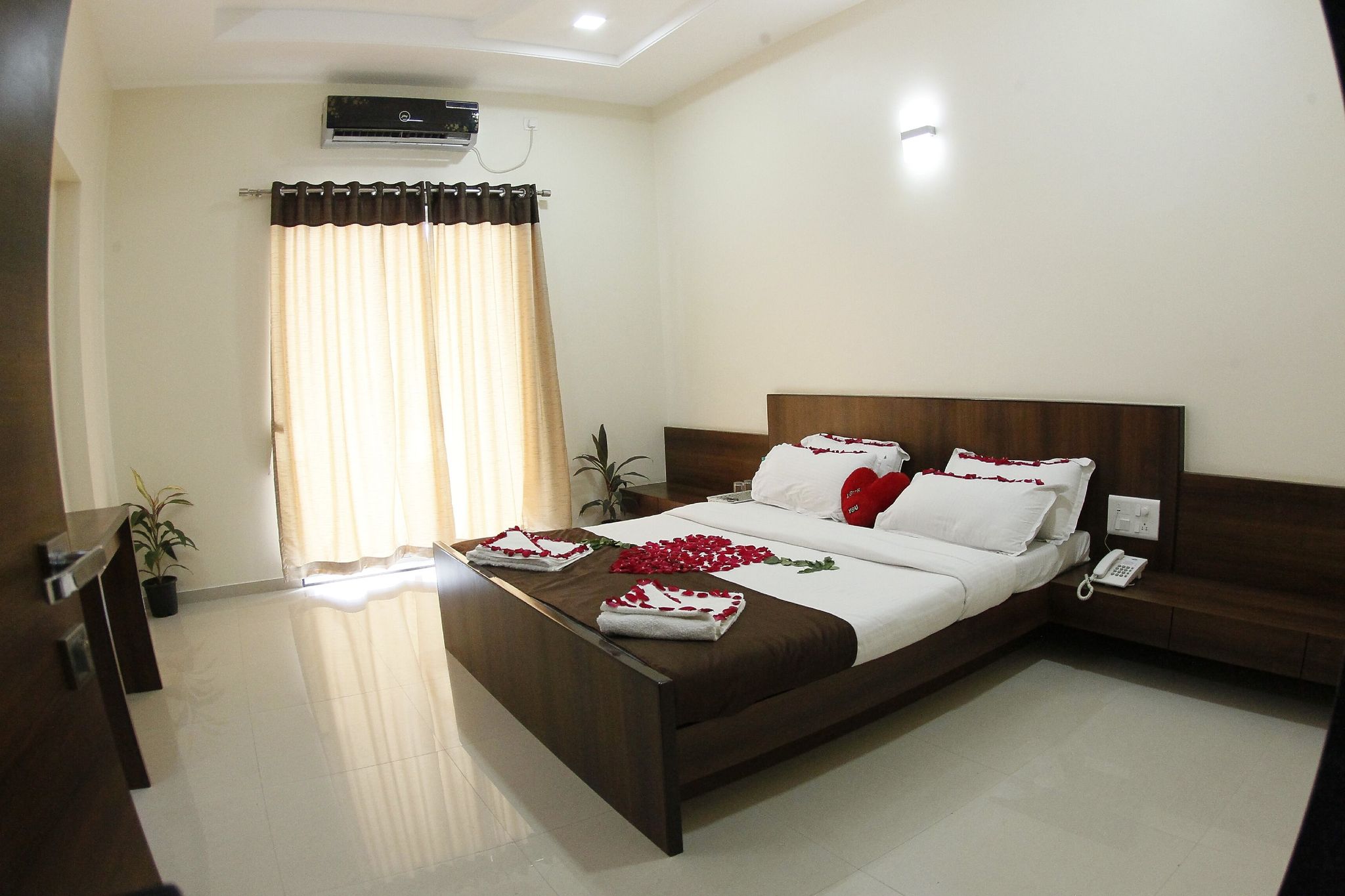 Executive Super Deluxe AC