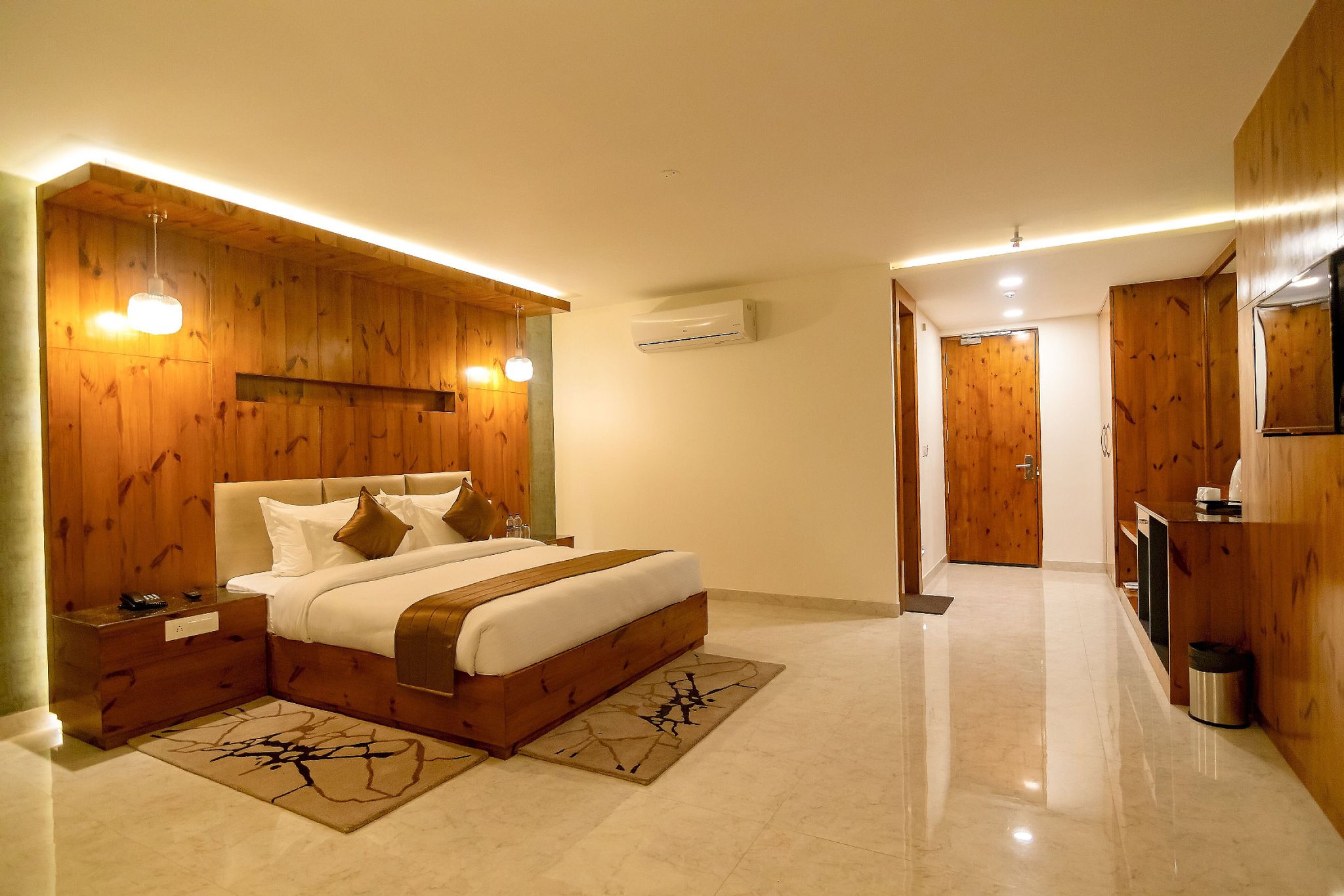 Executive Room with Balcony & Valley View