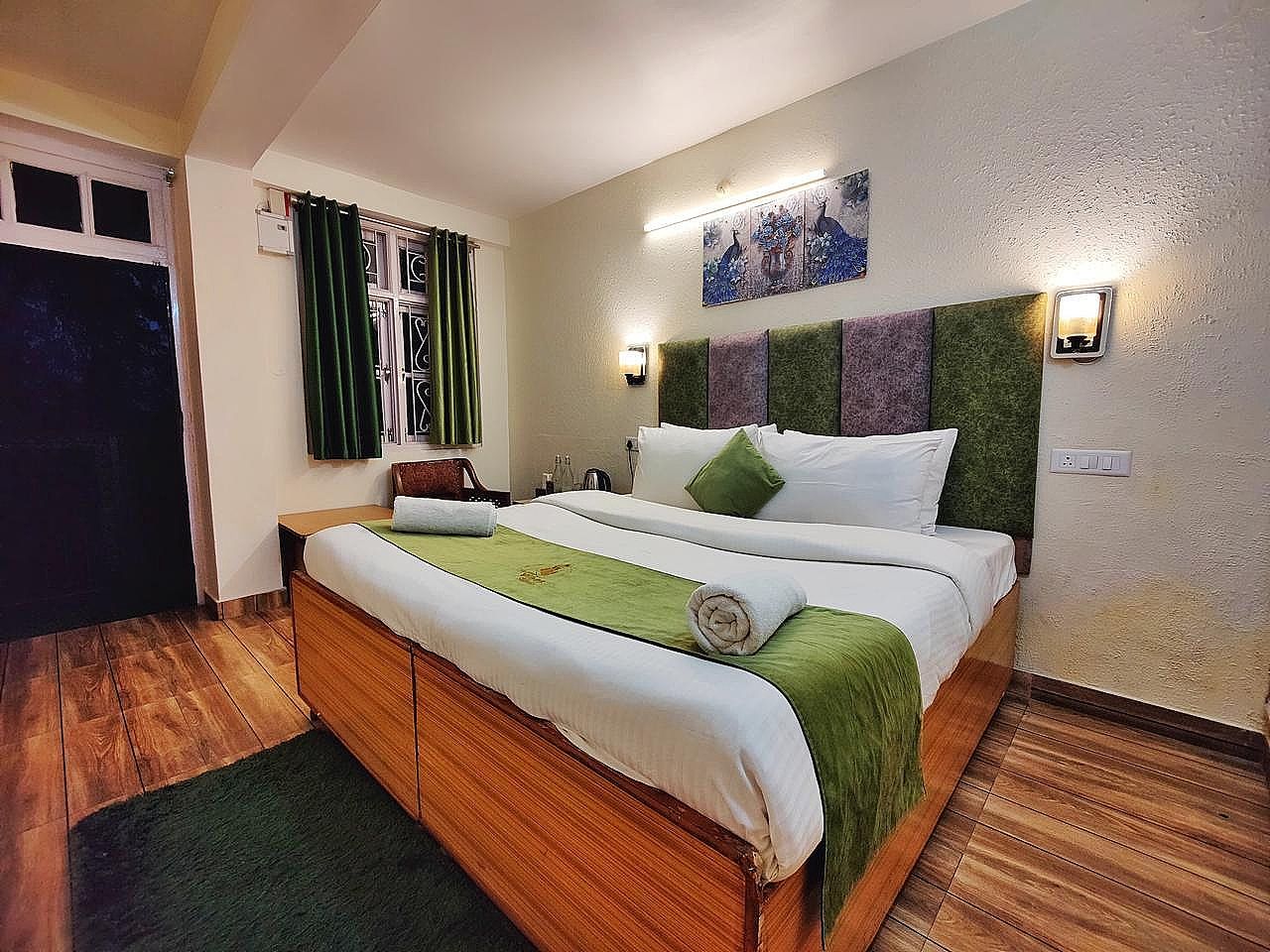 Jakhu Vibes | Valley-view Rooms Premium Room with View