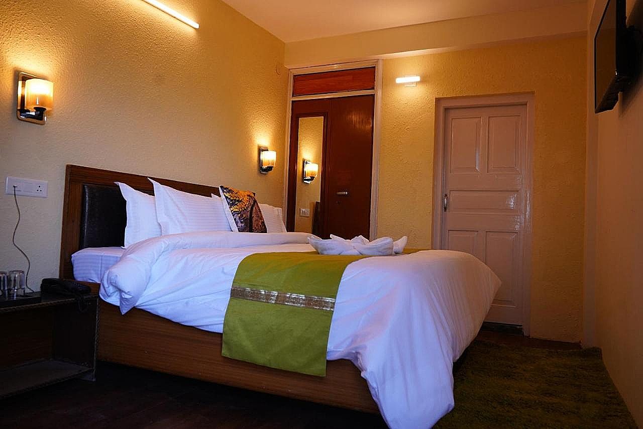 Jakhu Vibes | Valley-view Rooms Premium Room with Complimentary WiFi 4