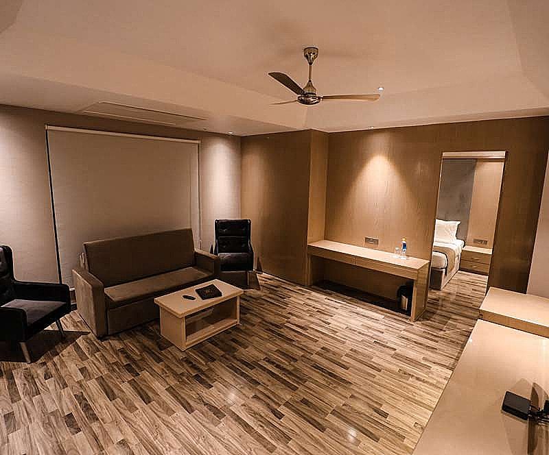 Hotel MVR Grand Super Deluxe Double Room 4