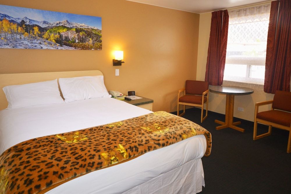 Glenwood Springs Inn Standard Room, 1 Queen Bed 5
