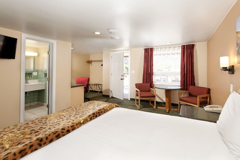 Glenwood Springs Inn Standard Room, 1 Queen Bed 6