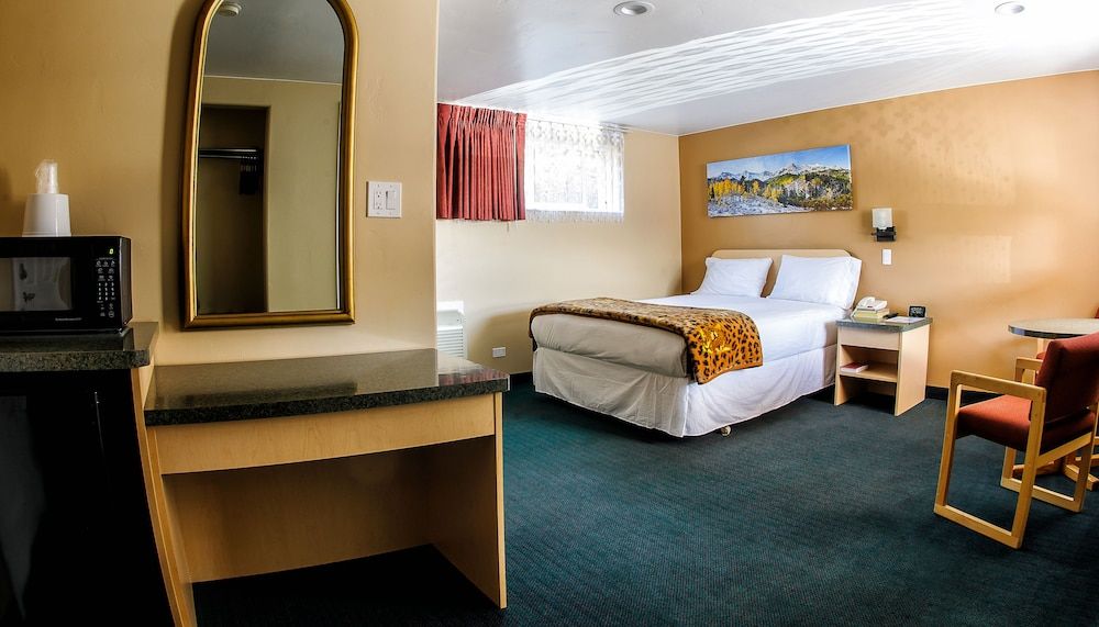 Glenwood Springs Inn Standard Room, 1 Queen Bed 4