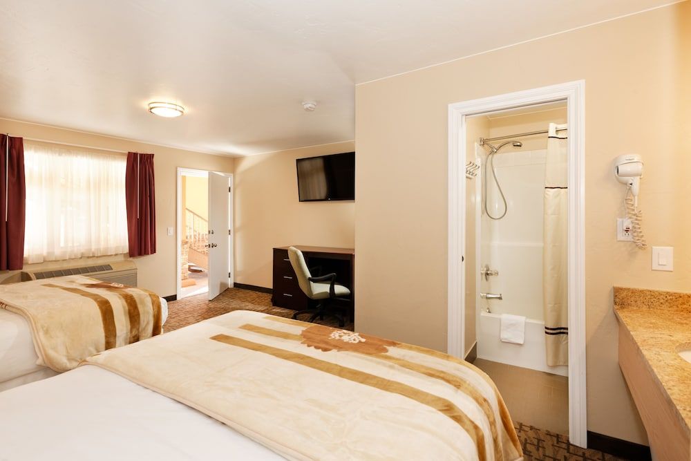 Glenwood Springs Inn Standard Room, 2 Queen Beds 10