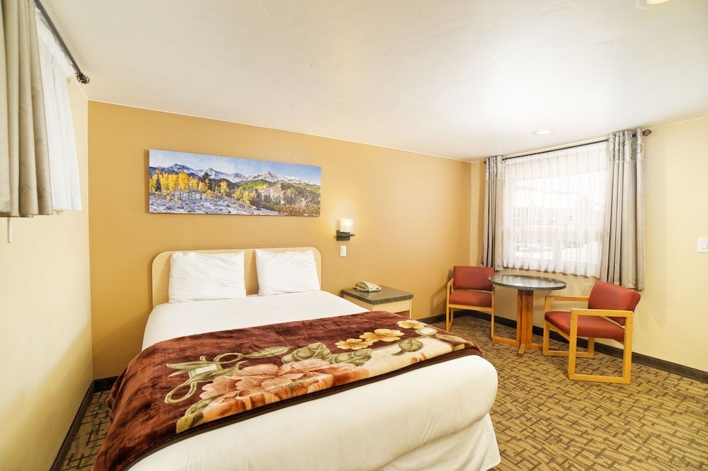 Glenwood Springs Inn Standard Room, 1 Queen Bed 8