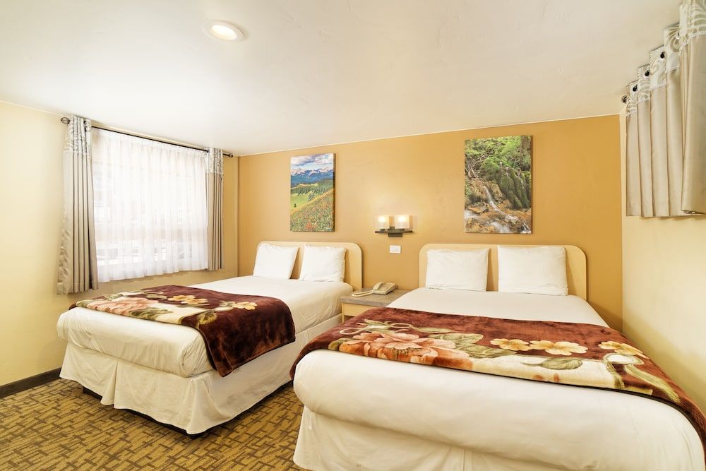 Glenwood Springs Inn Standard Room, 2 Queen Beds 8