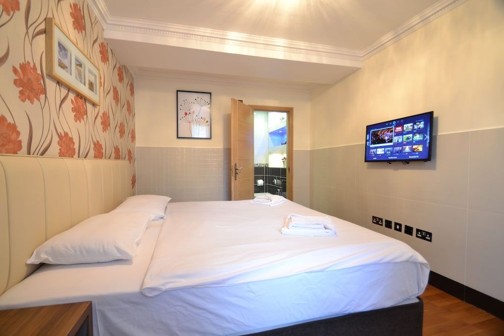 undefined Hyde Park Suites - Apartments 10