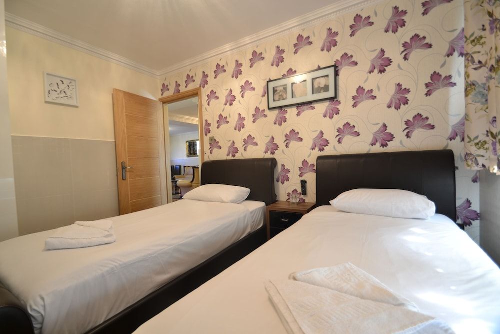 undefined Hyde Park Suites - Apartments 9